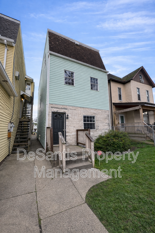 Refreshed 2 Bedroom 1 Bathroom in New Kensington! property image