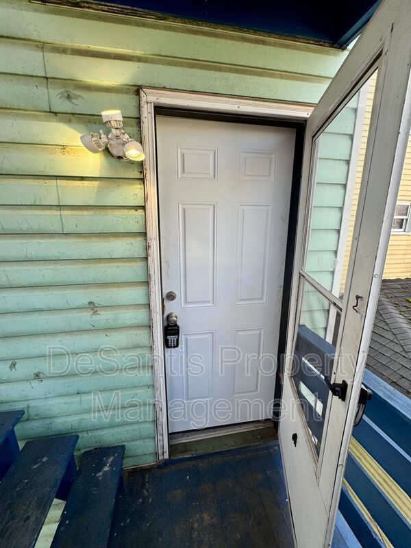 Refreshed 2 Bedroom 1 Bathroom in New Kensington! property image