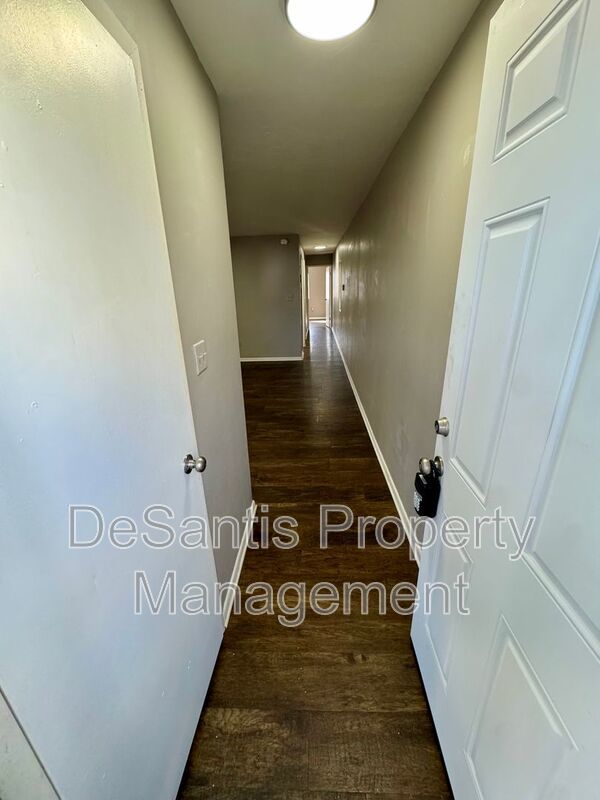 Refreshed 2 Bedroom 1 Bathroom in New Kensington! property image