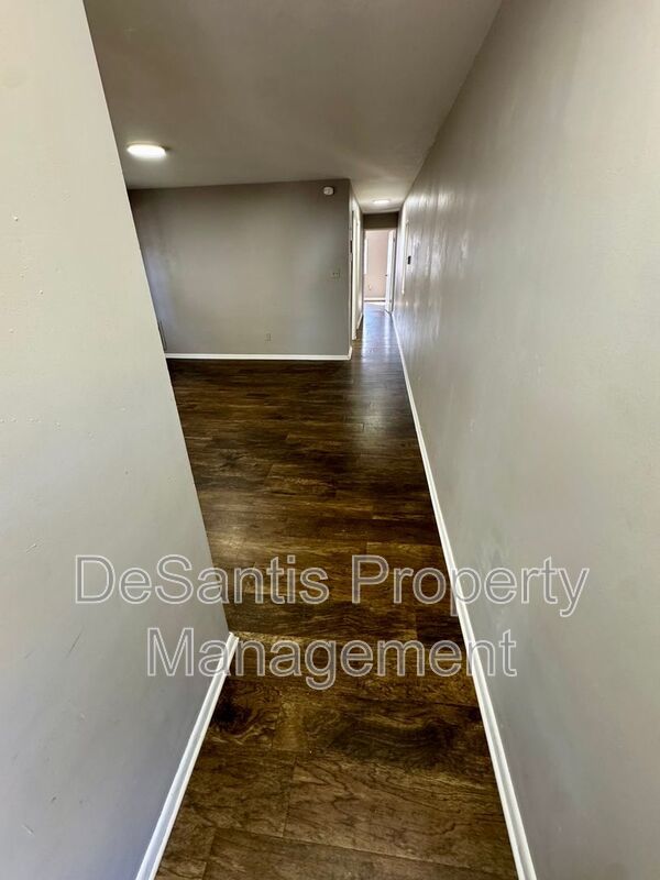 Refreshed 2 Bedroom 1 Bathroom in New Kensington! property image