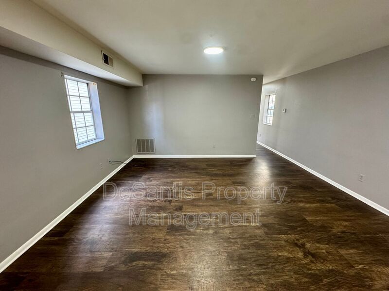 Refreshed 2 Bedroom 1 Bathroom in New Kensington! property image