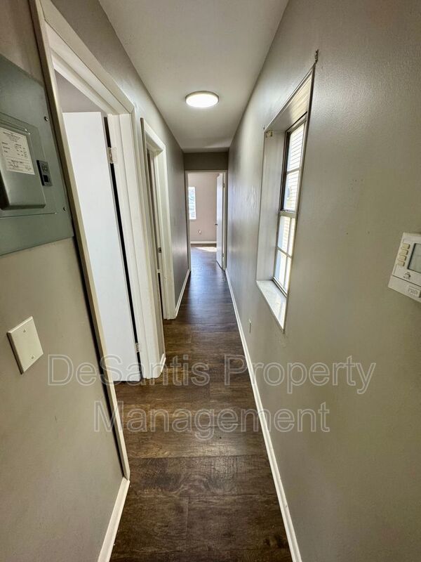 Refreshed 2 Bedroom 1 Bathroom in New Kensington! property image