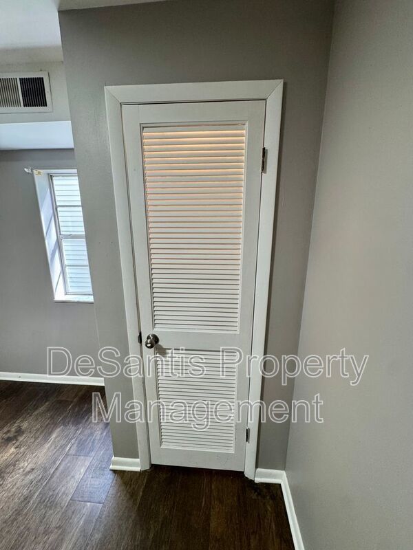 Refreshed 2 Bedroom 1 Bathroom in New Kensington! property image