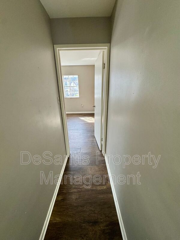 Refreshed 2 Bedroom 1 Bathroom in New Kensington! property image