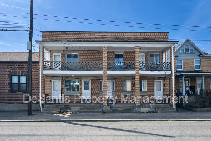 Expansive Upper Level One bedroom One bath Apartment Home - Washer/Dryer Hookups property image