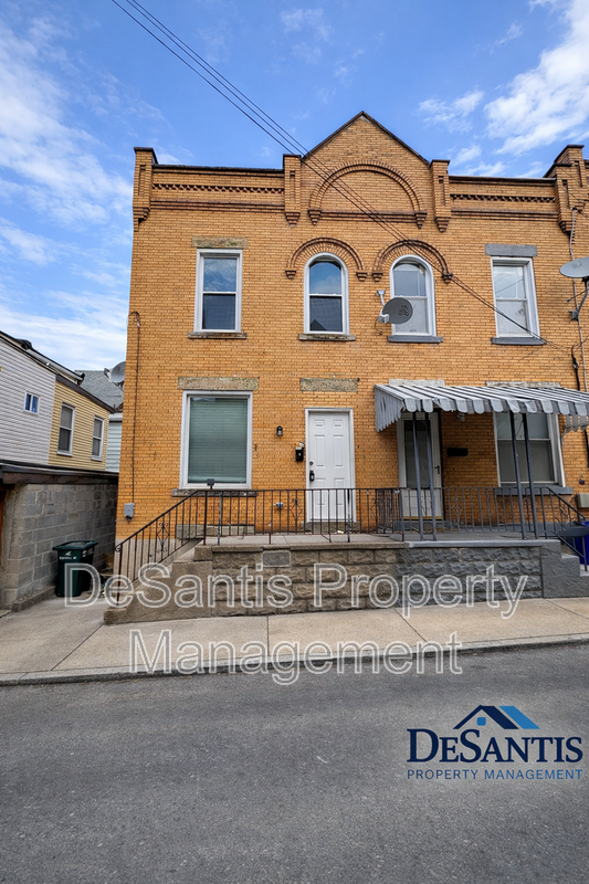 STUDENT HOUSING OPPORTUNITY - Bright and Updated 2 Bedroom 1.5 Bath House in Oakland property image