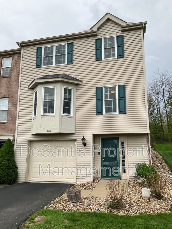 Large 3 Bedroom 2.5 bath townhome with additional finished room. property image