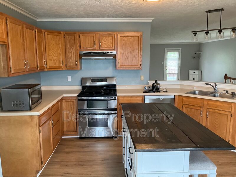 Large 3 Bedroom 2.5 bath townhome with additional finished room. property image