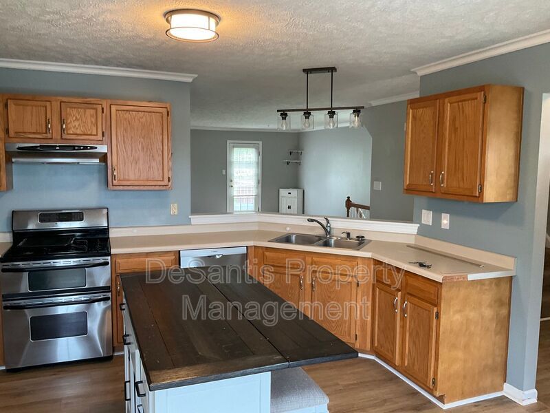 Large 3 Bedroom 2.5 bath townhome with additional finished room. property image