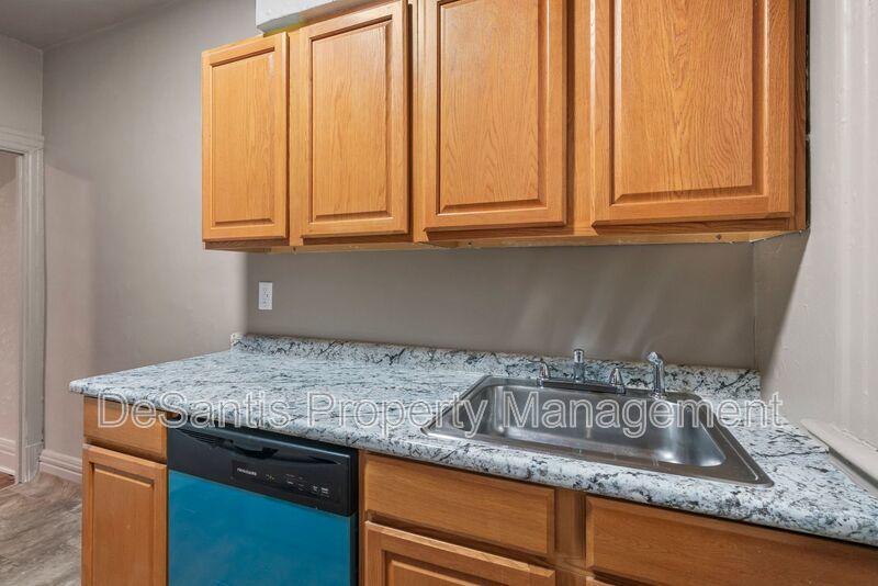 Spacious 2 Bed / 1 Bath in Desirable Bloomfield property image