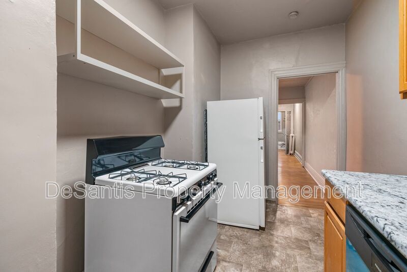 Spacious 2 Bed / 1 Bath in Desirable Bloomfield property image
