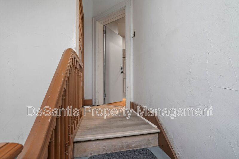 Spacious 2 Bed / 1 Bath in Desirable Bloomfield property image