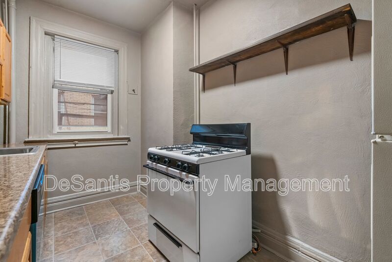 Spacious 2 Bed / 1 Bath in Desirable Bloomfield property image