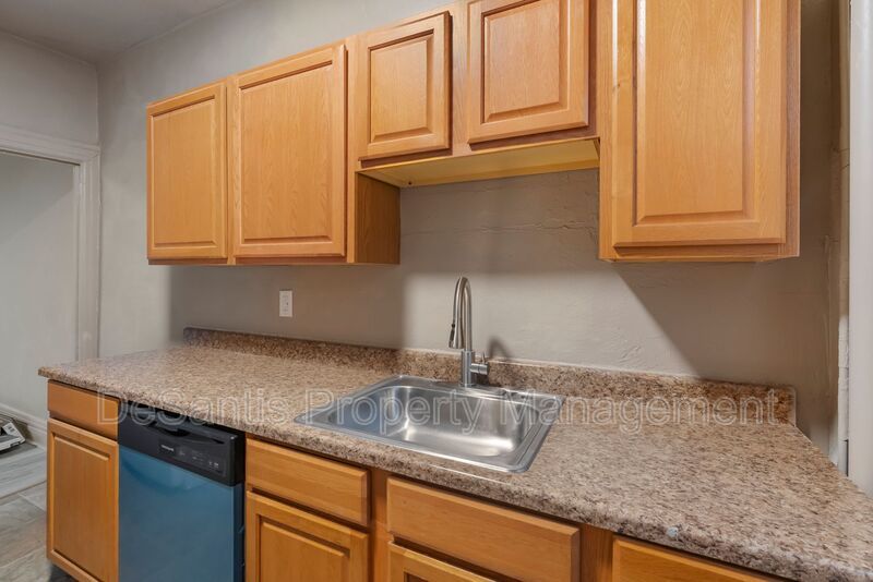 Spacious 2 Bed / 1 Bath in Desirable Bloomfield property image