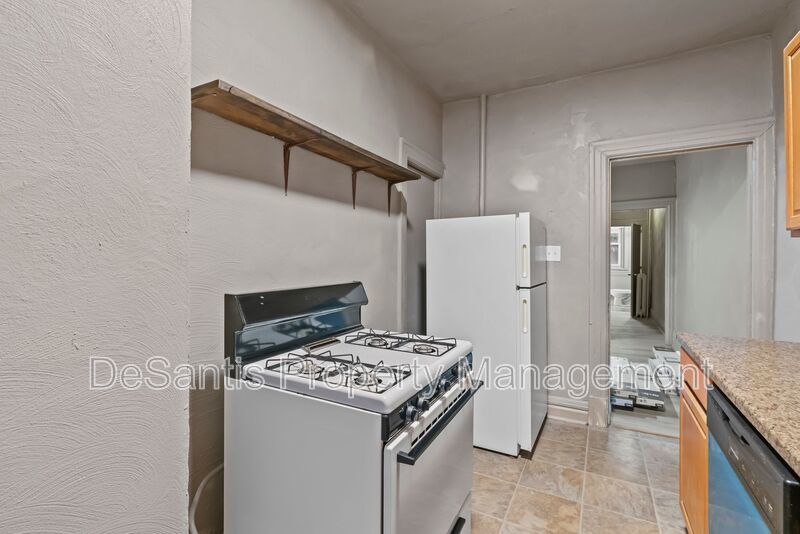 Spacious 2 Bed / 1 Bath in Desirable Bloomfield property image