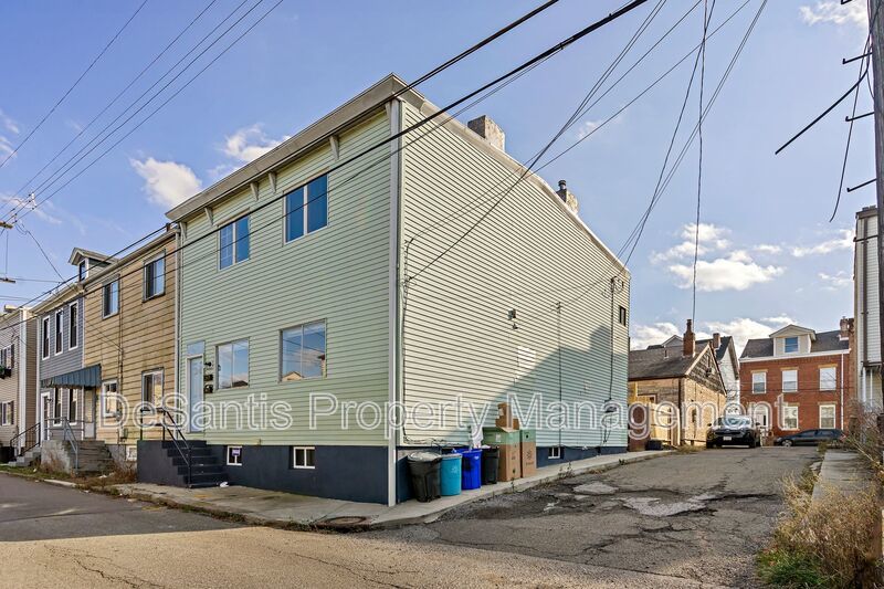 Recently Updated 2 Bed 1 Bath Apartment in Troy Hill! AVAILABLE 6/12/26 property image