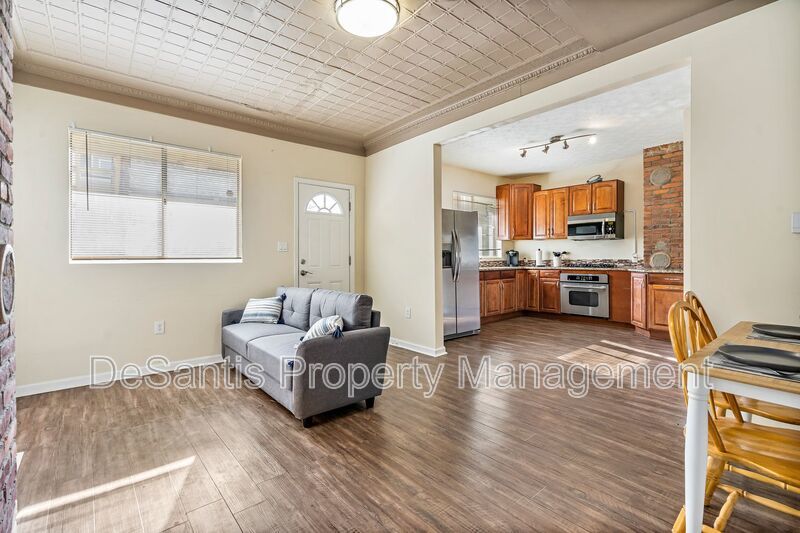 Recently Updated 2 Bed 1 Bath Apartment in Troy Hill! AVAILABLE 6/12/26 property image