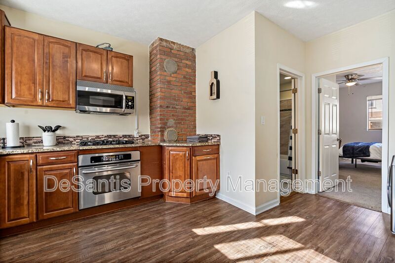 Recently Updated 2 Bed 1 Bath Apartment in Troy Hill! AVAILABLE 6/12/26 property image