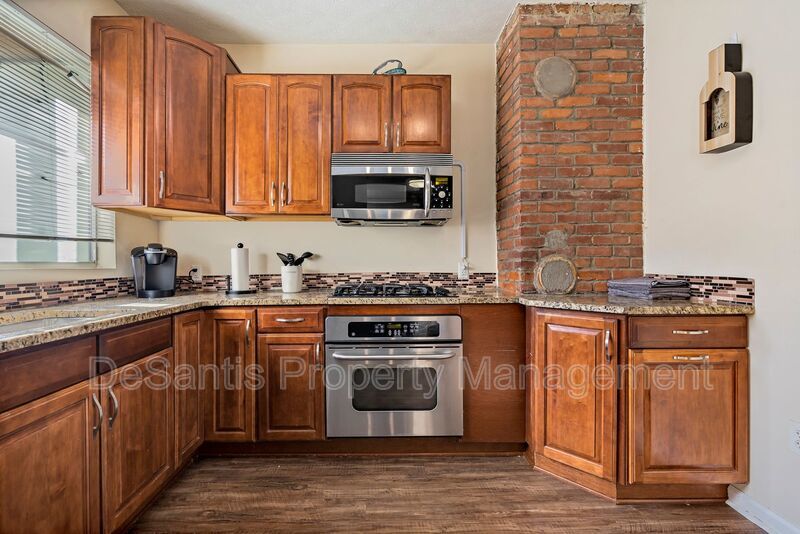 Recently Updated 2 Bed 1 Bath Apartment in Troy Hill! AVAILABLE 6/12/26 property image