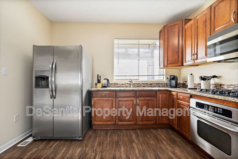 Recently Updated 2 Bed 1 Bath Apartment in Troy Hill! AVAILABLE 6/12/26 property image