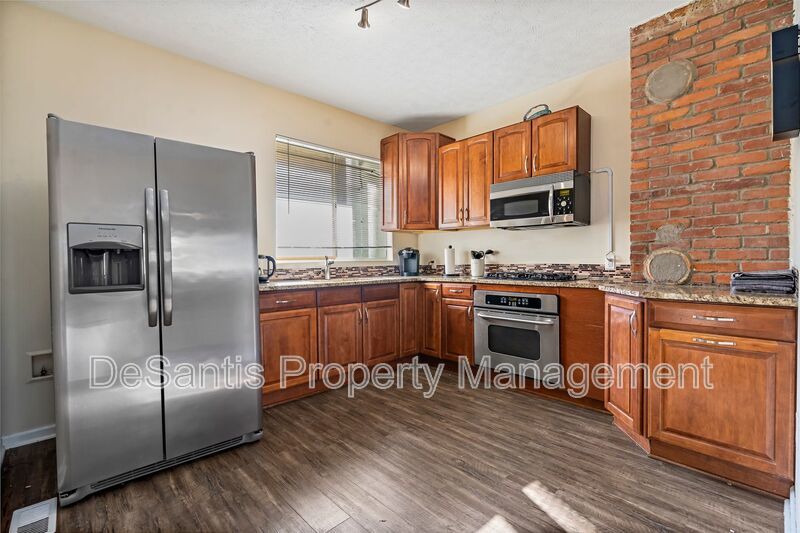 Recently Updated 2 Bed 1 Bath Apartment in Troy Hill! AVAILABLE 6/12/26 property image
