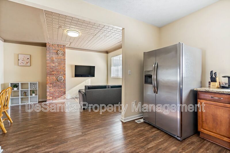 Recently Updated 2 Bed 1 Bath Apartment in Troy Hill! AVAILABLE 6/12/26 property image