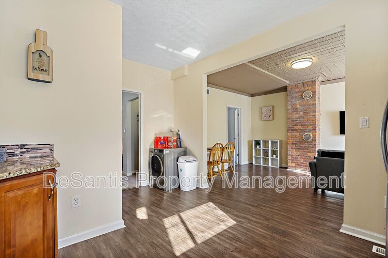 Recently Updated 2 Bed 1 Bath Apartment in Troy Hill! AVAILABLE 6/12/26 property image