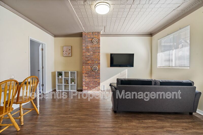 Recently Updated 2 Bed 1 Bath Apartment in Troy Hill! AVAILABLE 6/12/26 property image