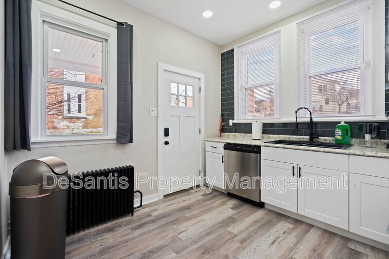 Recently Renovated 2 Bed 1 Bath Apartment in Oakland! property image