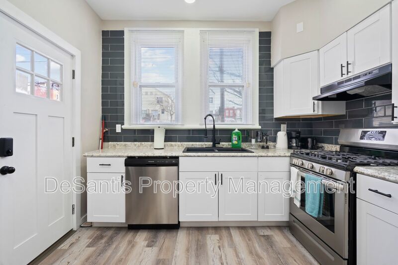 Recently Renovated 2 Bed 1 Bath Apartment in Oakland! property image