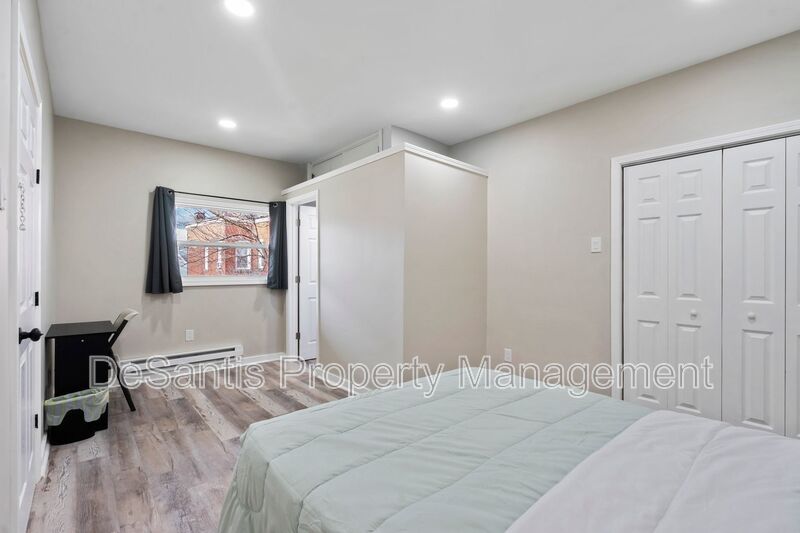 Recently Renovated 2 Bed 1 Bath Apartment in Oakland! property image