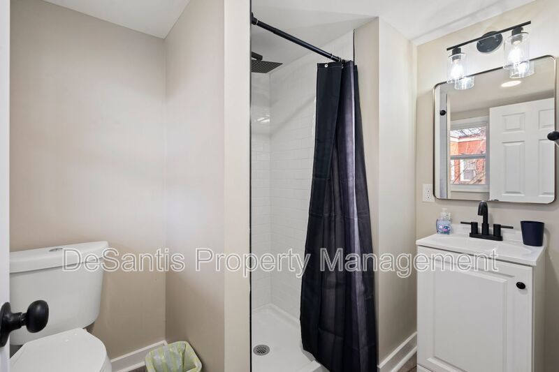 Recently Renovated 2 Bed 1 Bath Apartment in Oakland! property image