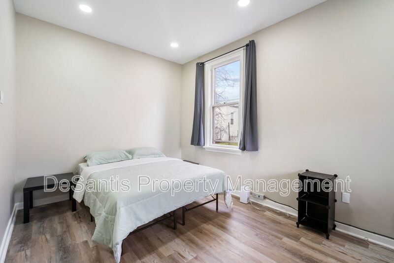 Recently Renovated 2 Bed 1 Bath Apartment in Oakland! property image