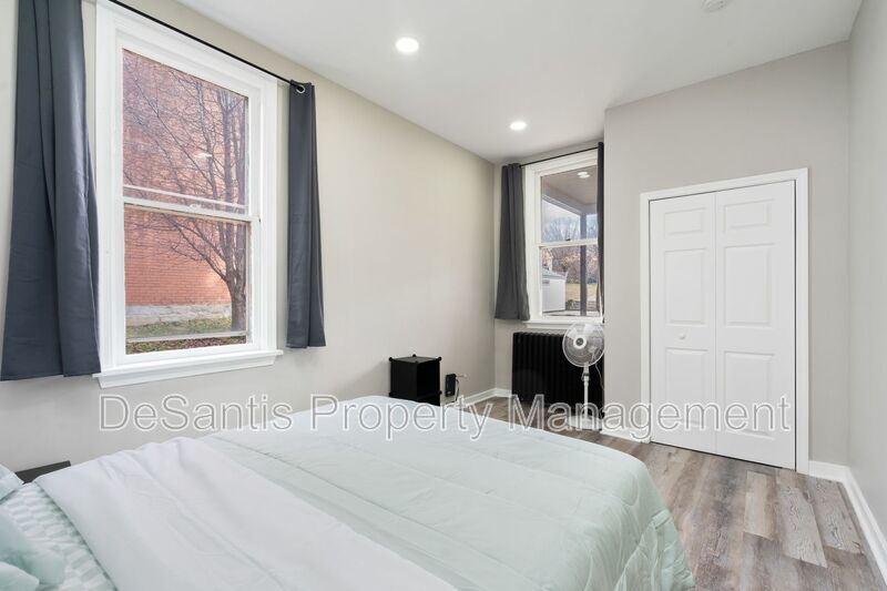 Recently Renovated 2 Bed 1 Bath Apartment in Oakland! property image
