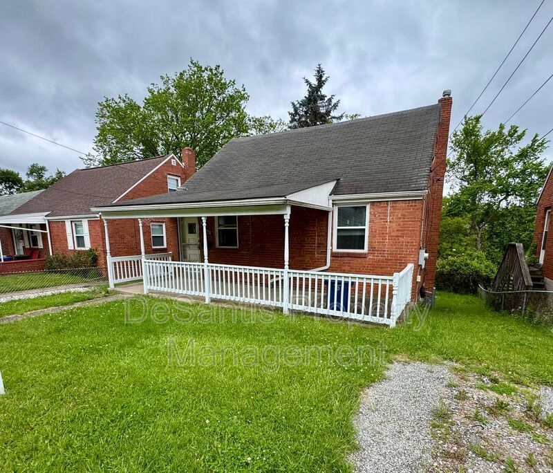 Charming 4 Bed 1.5 Bath house with BRAND NEW KITCHEN!!! property image