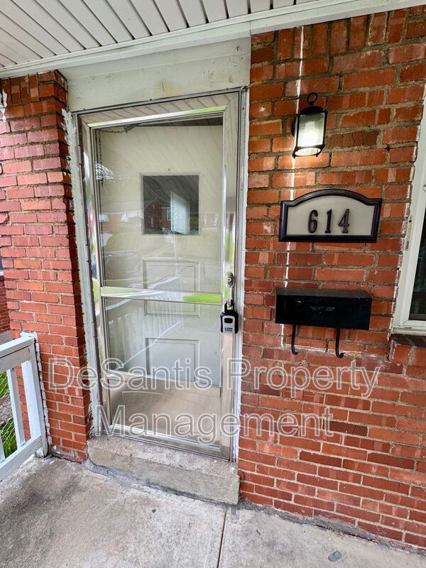 Charming 4 Bed 1.5 Bath house with BRAND NEW KITCHEN!!! property image