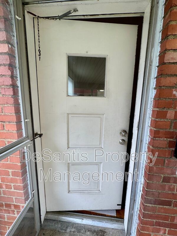 Charming 4 Bed 1.5 Bath house with BRAND NEW KITCHEN!!! property image