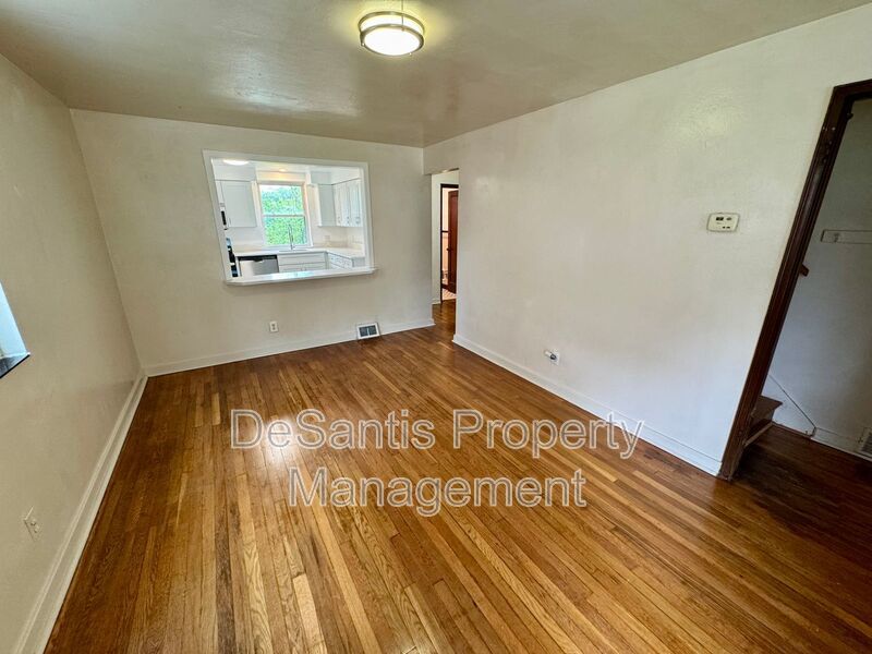 Charming 4 Bed 1.5 Bath house with BRAND NEW KITCHEN!!! property image