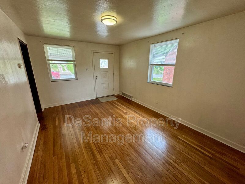 Charming 4 Bed 1.5 Bath house with BRAND NEW KITCHEN!!! property image