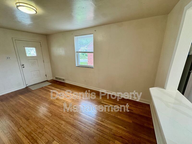 Charming 4 Bed 1.5 Bath house with BRAND NEW KITCHEN!!! property image