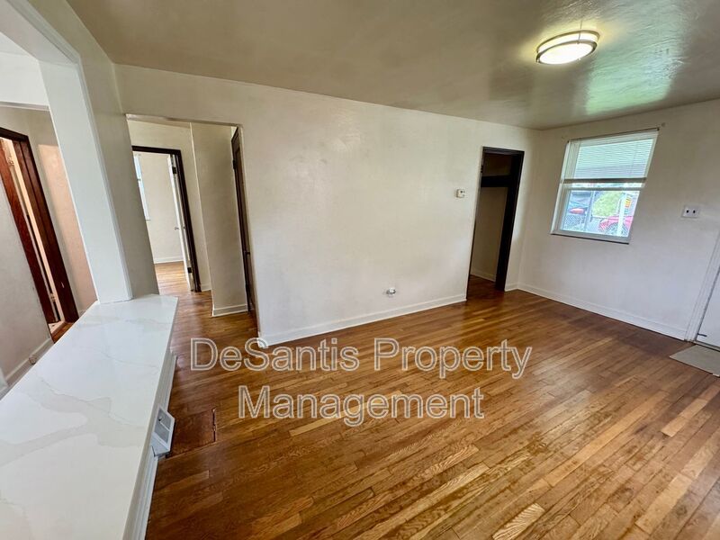 Charming 4 Bed 1.5 Bath house with BRAND NEW KITCHEN!!! property image