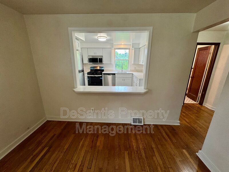 Charming 4 Bed 1.5 Bath house with BRAND NEW KITCHEN!!! property image