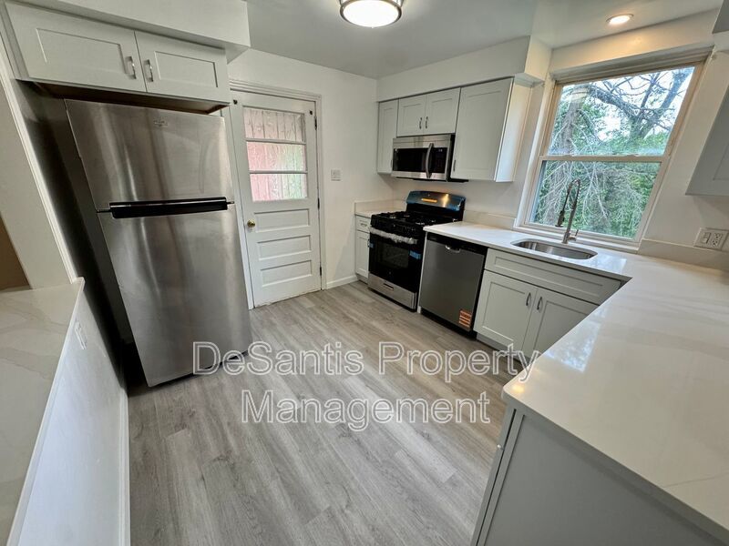 Charming 4 Bed 1.5 Bath house with BRAND NEW KITCHEN!!! property image