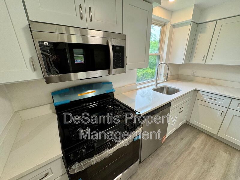 Charming 4 Bed 1.5 Bath house with BRAND NEW KITCHEN!!! property image