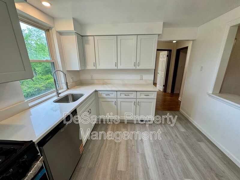 Charming 4 Bed 1.5 Bath house with BRAND NEW KITCHEN!!! property image