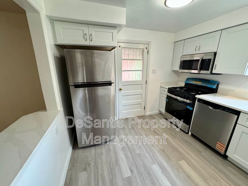 Charming 4 Bed 1.5 Bath house with BRAND NEW KITCHEN!!! property image