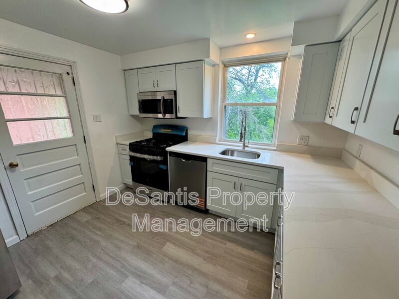Charming 4 Bed 1.5 Bath house with BRAND NEW KITCHEN!!! property image