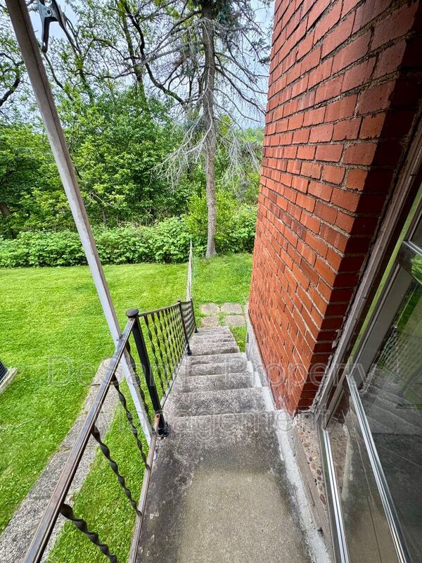 Charming 4 Bed 1.5 Bath house with BRAND NEW KITCHEN!!! property image