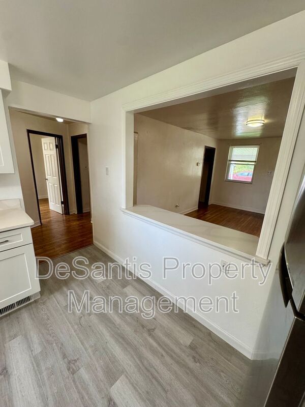 Charming 4 Bed 1.5 Bath house with BRAND NEW KITCHEN!!! property image