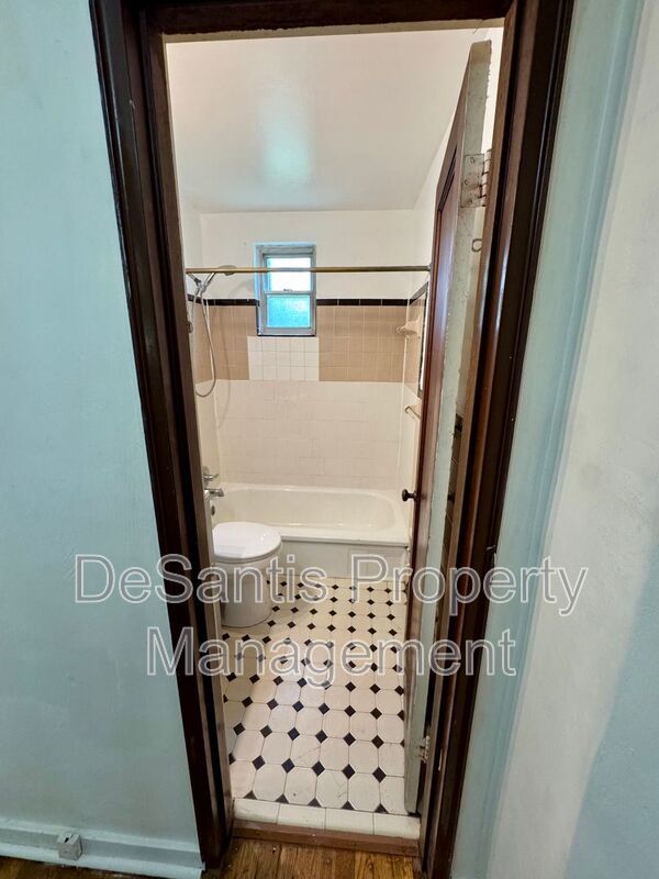 Charming 4 Bed 1.5 Bath house with BRAND NEW KITCHEN!!! property image